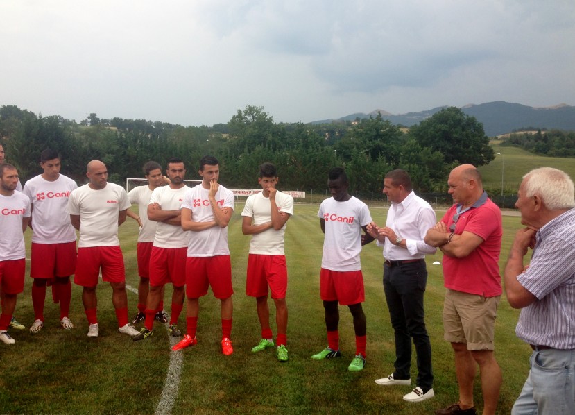 Il presidente Canil al centro del campo insieme alla squadra